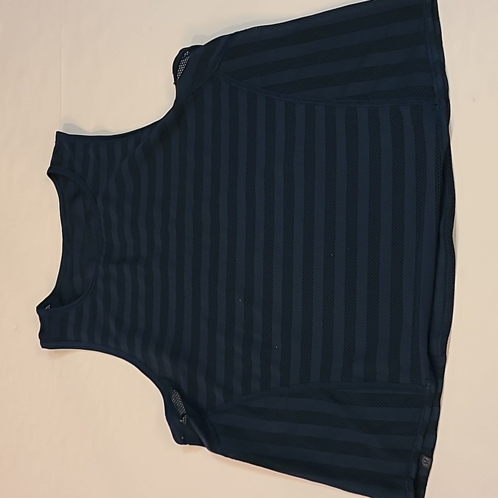 #437 Lululemon Sleeveless shirt  t981